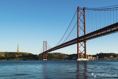Díky podobnému mostu se Lisabonu přezdívá druhé San Francisco